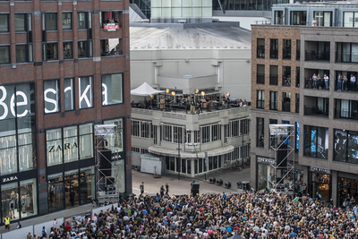 910676 Afbeelding van de Utrechtse band Kensington die een verrassingsconcert geeft op het lage dak van het oude ...